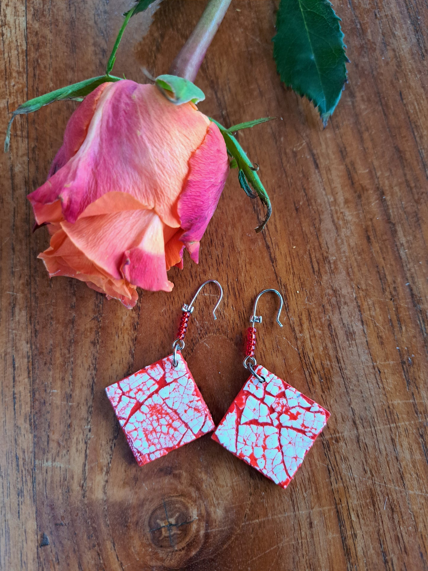 18305 - Magnifiques boucles d’oreilles Eggshell rouges
