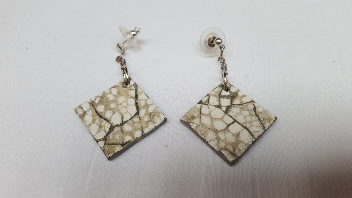 18307 - Magnifiques boucles d’oreilles Eggshell grises