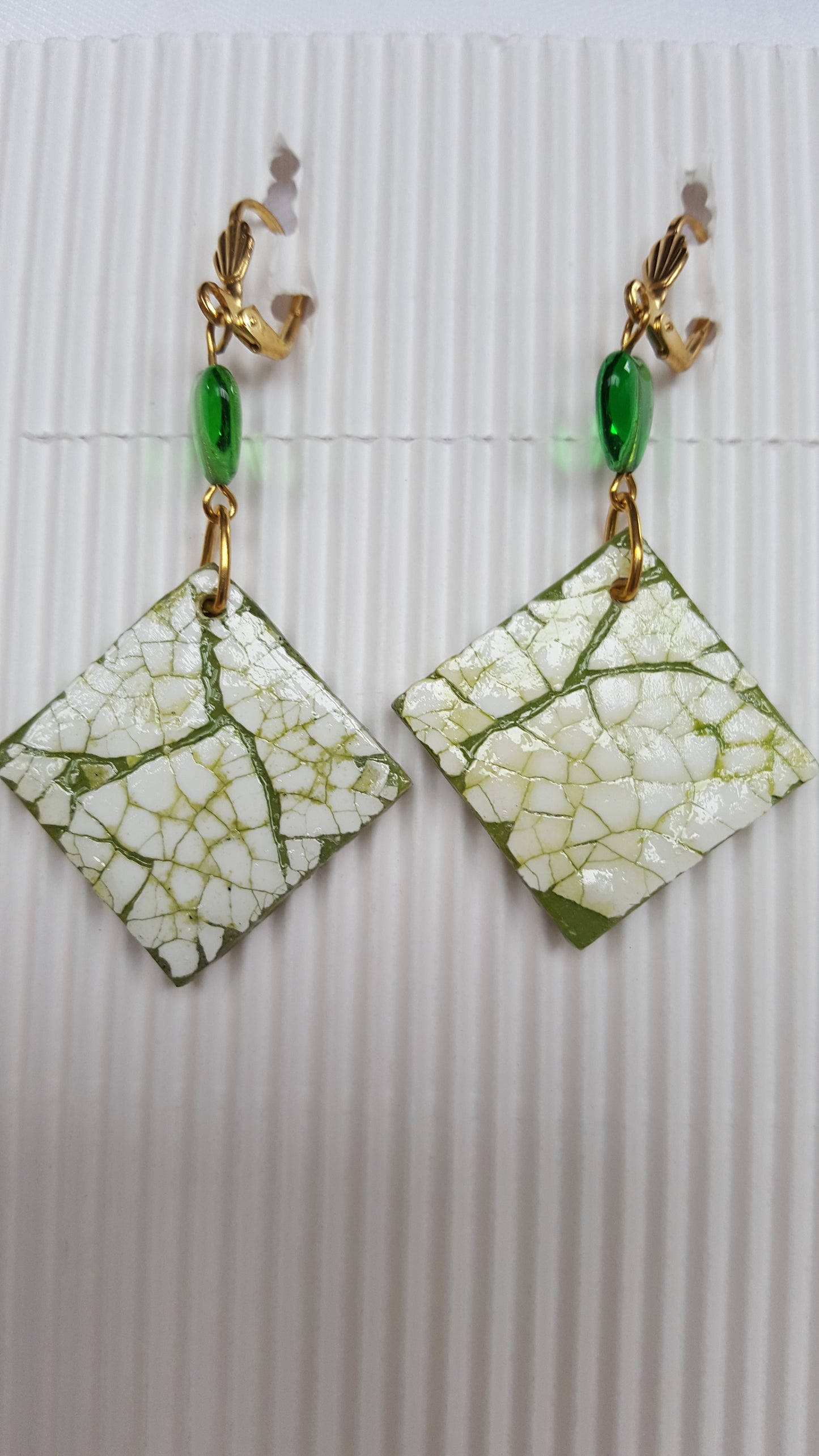 18302 - Magnifiques boucles d'oreilles Eggshell vertes