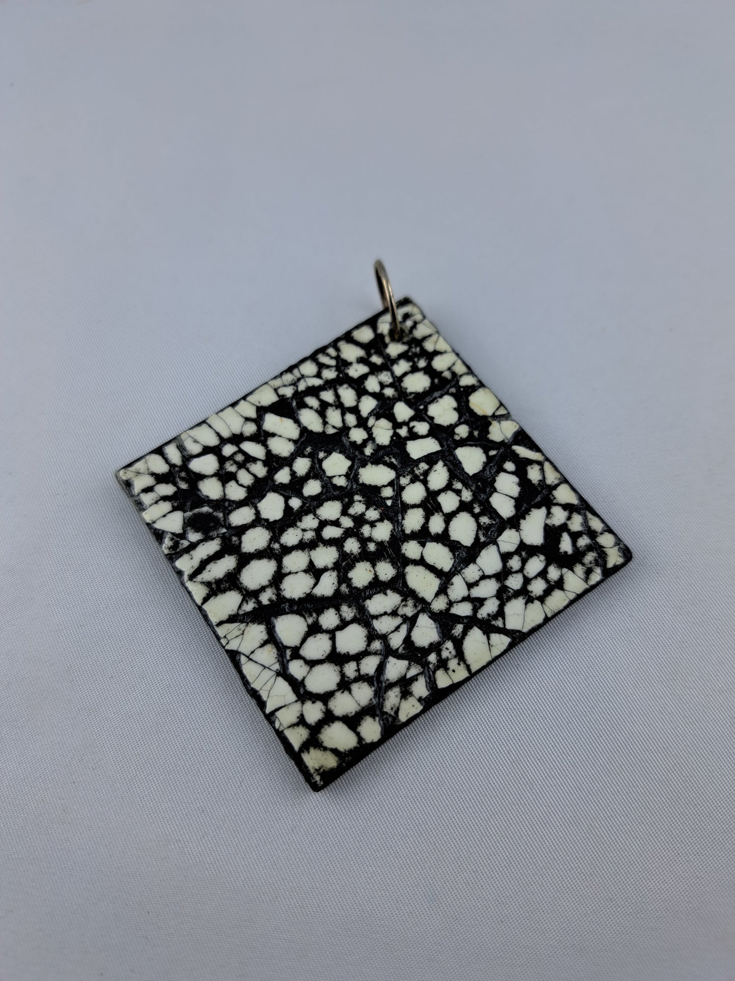 23104 - Pendentif EggShell noir/blanc